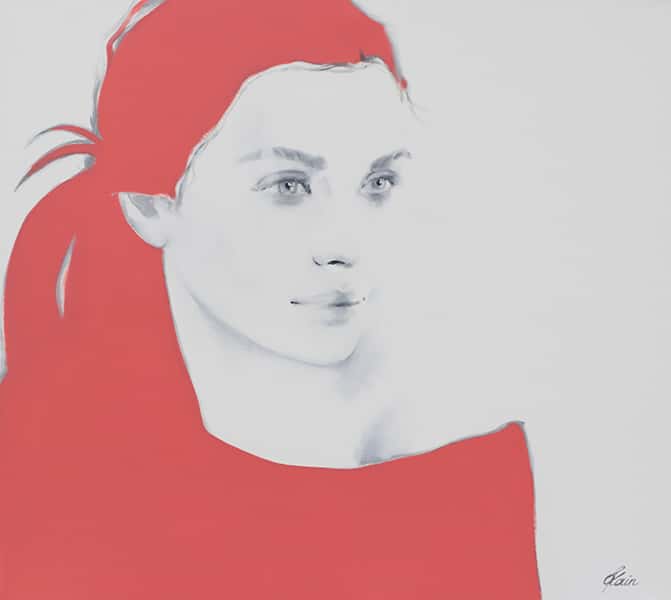 Eine Frau in rot auf weißem Hintergrund mit weißem Gesicht