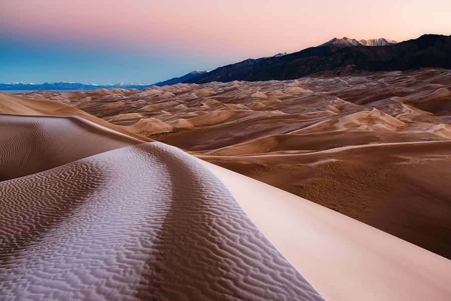 Eine Wüste mit vielen kleinen Hügeln aus Sand