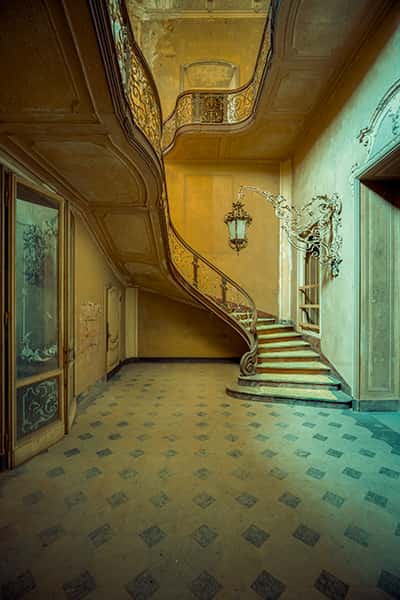 Die Treppe einer verlassenen Villa in Italien