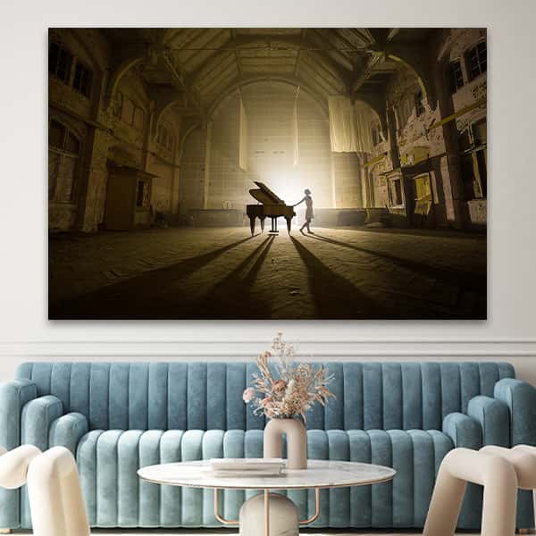 Ein Klavier und ein Pianist in einem großen leicht beleuchteten Raum in einem Raummilieu
