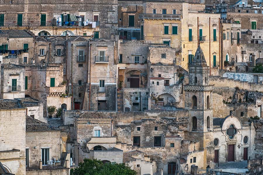 Eine Stadt mit Häusern im alten Stil am Tag in Italien