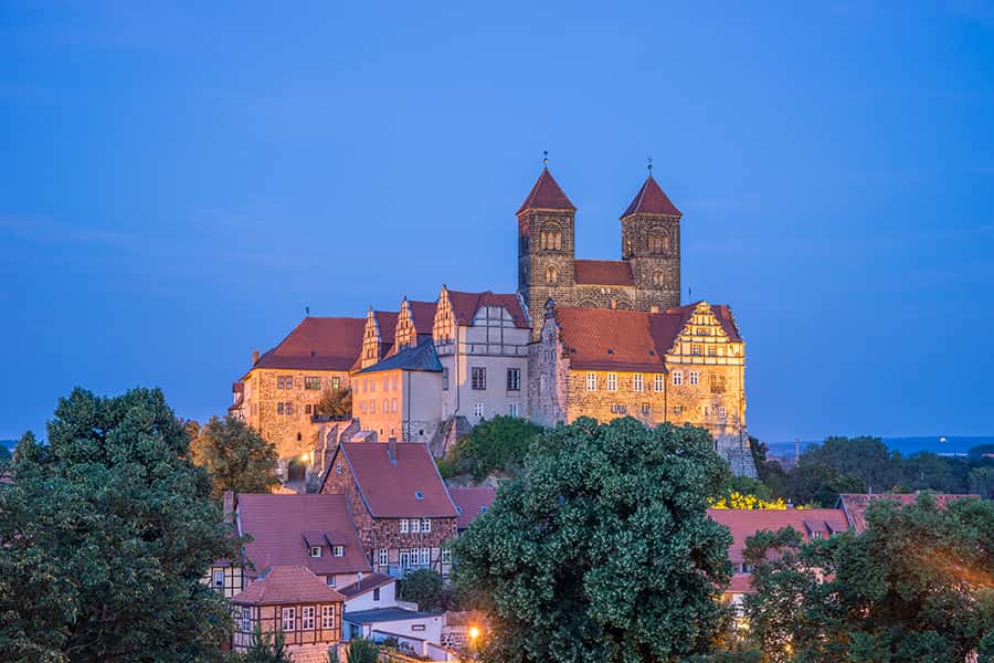 Das Quedlinburger Schloss wird zur Abendstunde illuminiert.Das Quedlinburger Schloss wird zur Abendstunde illuminiert