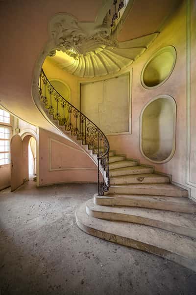 Der Treppenaufgang einer verlassenen Villa