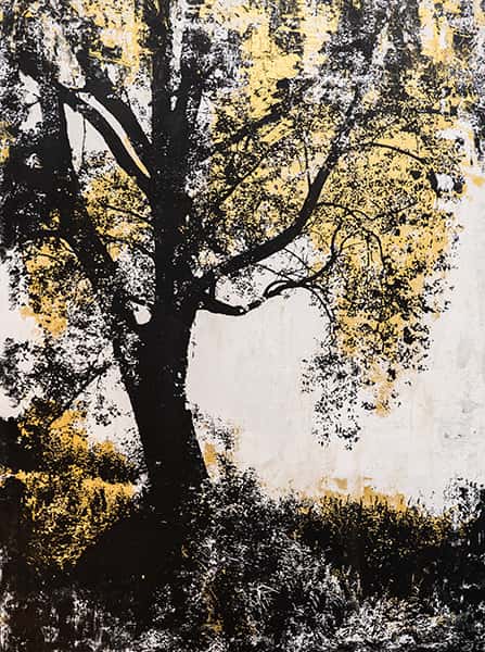 Ein schwarzer Baum mit goldenen Blättern 