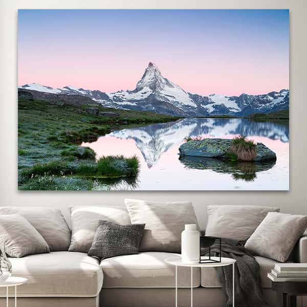Das Matterhorn, welches in den Walliser Alpen gelegen ist in einem Raummilieu