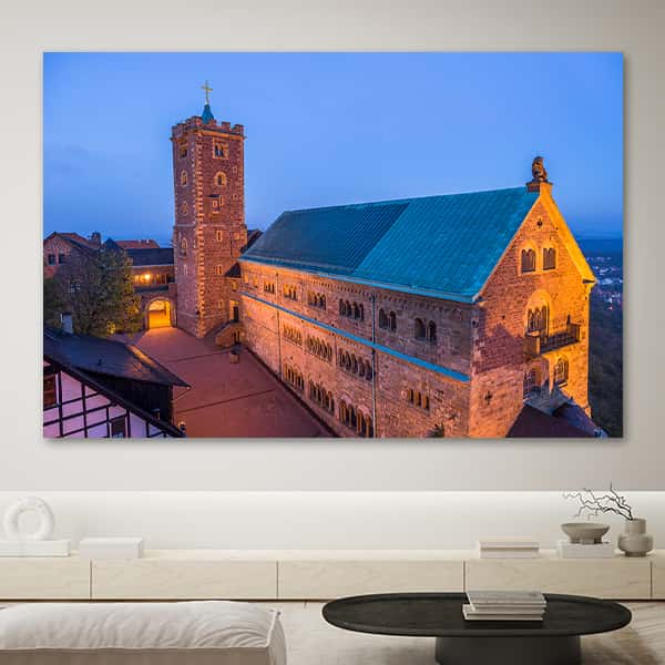 Ein Blick auf die Rückseite der Wartburg in Eisenach in einem Raummilieu