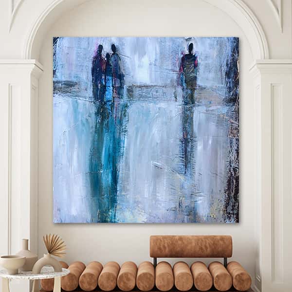Eine abstrakte Malerei von mehreren Personen auf einem blauen Hintergrund in einem Raummilieu
