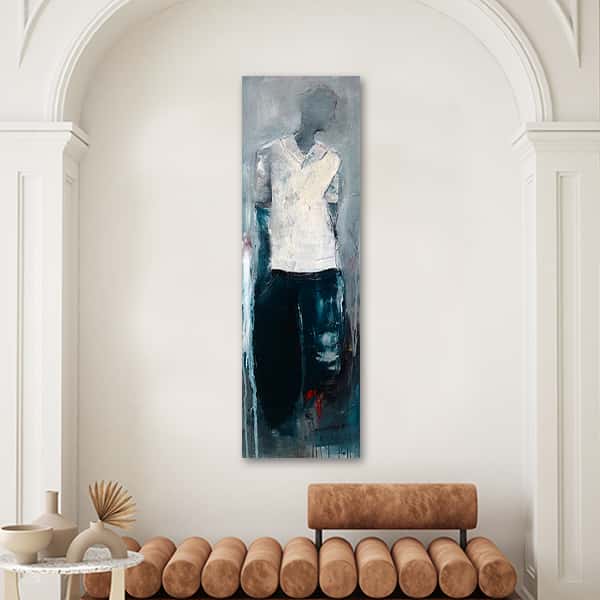 Eine abstrakte Malerei von einer Person mit weißem T-Shirt  in einem Raummilieu
