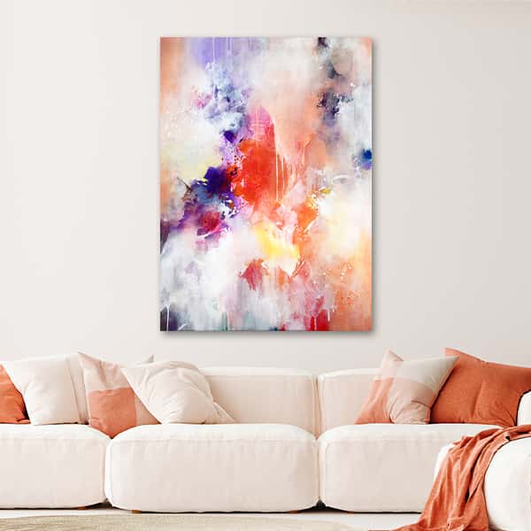 abstraktes Bild mit wolkenartigen Formen der Farben rot, lila, orange und weiß in einem Raummilieu