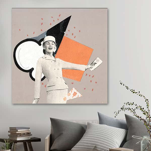 Eine Frau die fröhlich Aussieht und rot, orangen Hintergrund hat in einem Raummilieu
