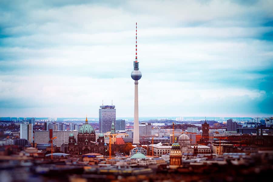 Blick über Berlin mit dem Fernsehturm um Mittelpunkt 