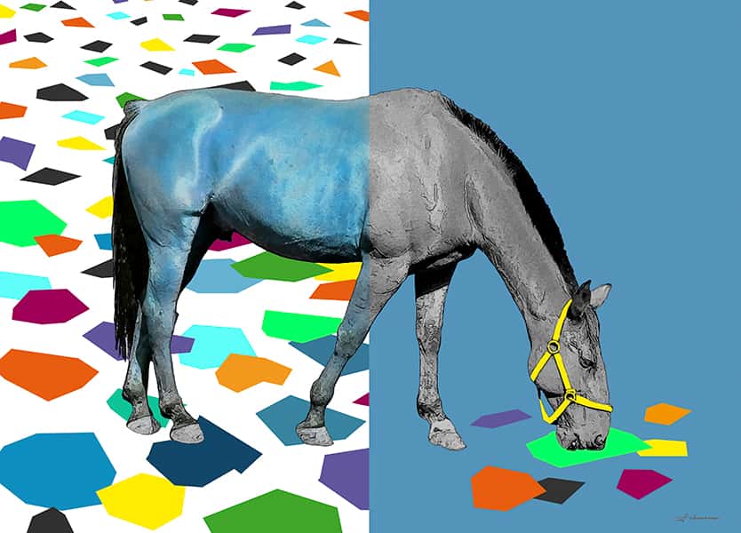 Grasendes Pferd  vor Hintergrund mit bunten Flecken und blaugrauer Farbe