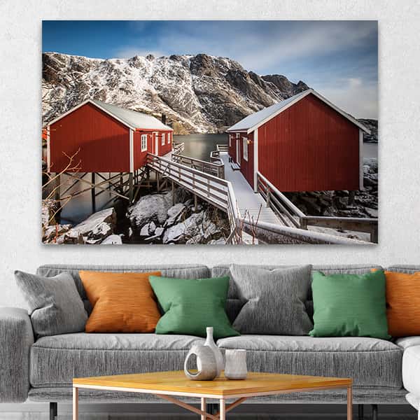 Zwei rote Fischerhütten auf den lofoten in Norwegen in einem Raummilieu
