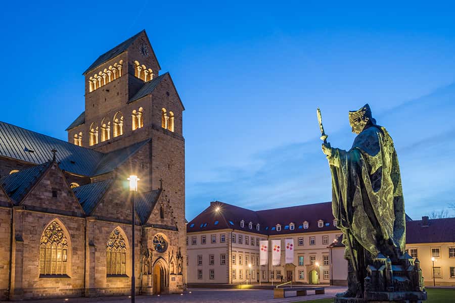 Der Hof des Hildesheimer Domes mit einer Statue zur Abendstunde