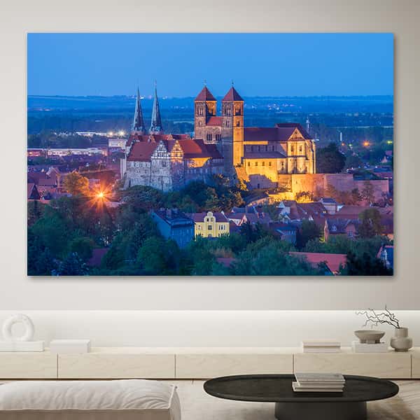 Ein Blick auf die Quedlinburger Schlossberg mit der Stiftskirche St. Servatius in einem Raummilieu