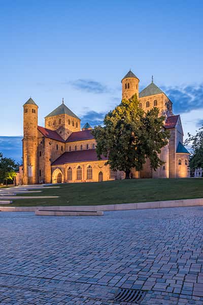 Die Michalis Kirche in Hildesheim wird angeleuchtet