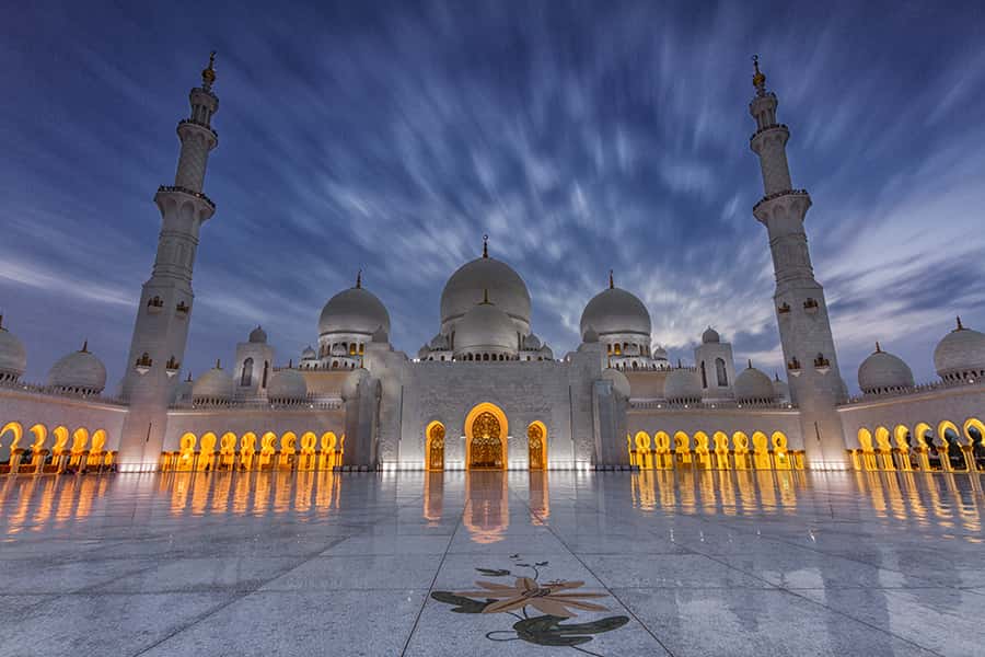 Der Blick auf die Scheich-Zayid-Moschee in Abu Dhabi