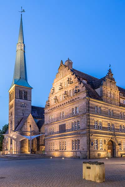 Ein Blick auf das Rathaus vor der St. Nicolai Marktkirche in Hameln