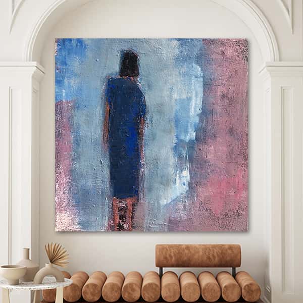 Eine abstrakte Malerei von einer Person mit blauem Kleid in einem Raummilieu