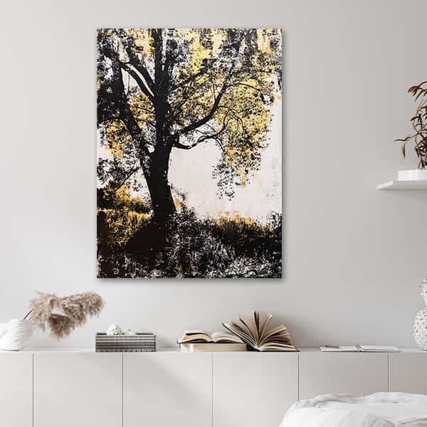 Ein schwarzer Baum mit goldenen Blättern in einem Raummilieu