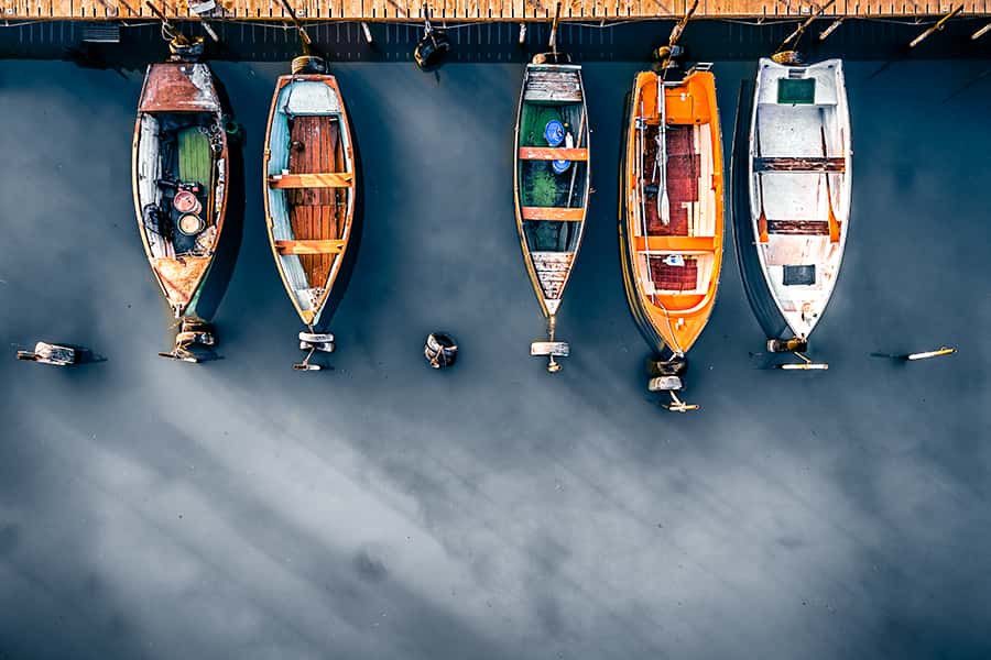 Eine Reihe bunter Boote an einem Steg 