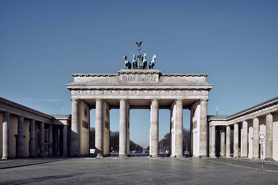 Das Brandenburger Tor in Berlin bei blauem Himmel und Sonne