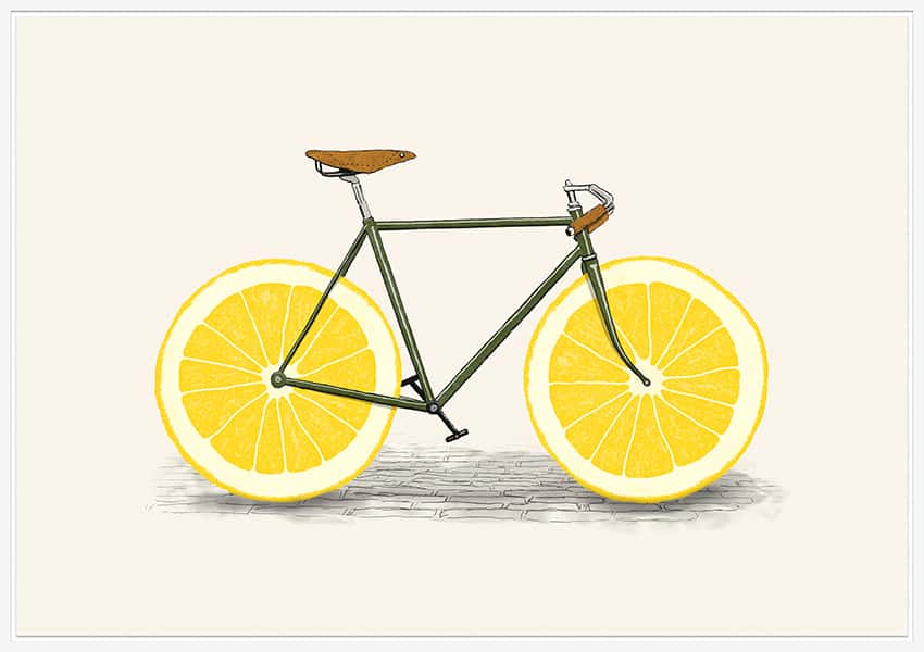 Ein sportliches Fahrrad mit Zitronenscheiben als Räder in einem weißen Schattenfugenrahmen