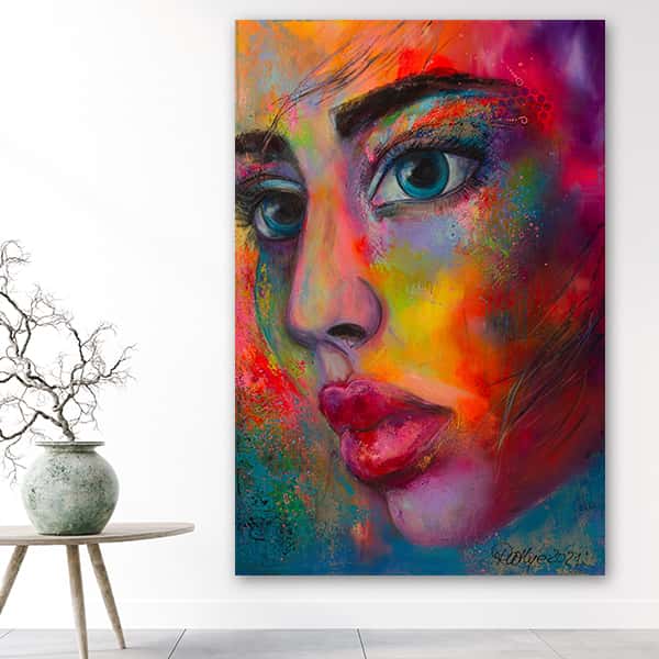 Ein farbenfrohes gemaltes Gesicht einer Frau  in einem Raummilieu