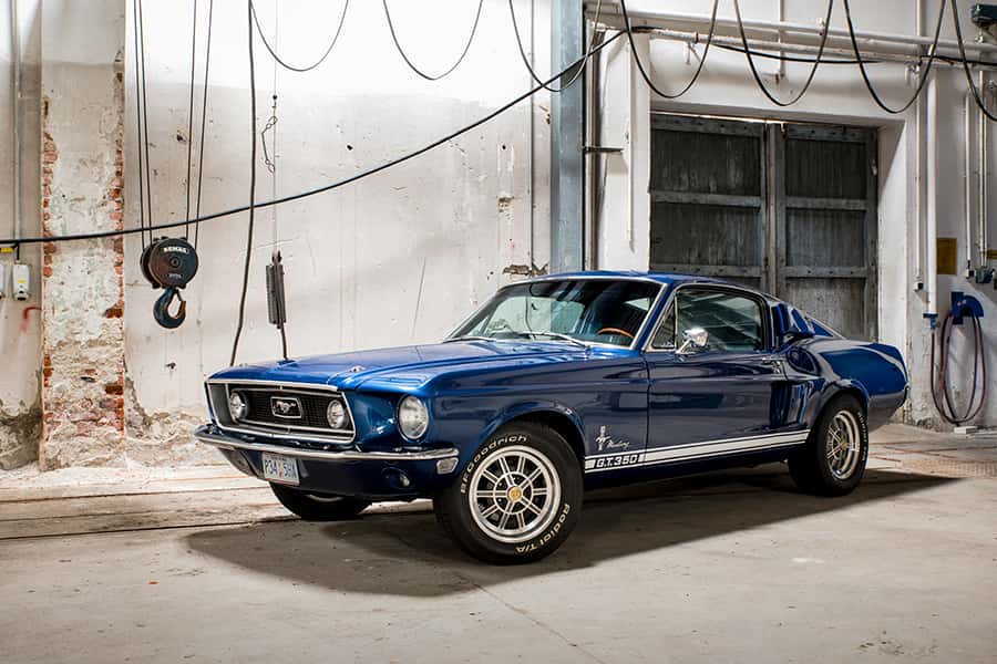 Ein Ford Mustang GT 350 in blau steht in alter Industriehalle