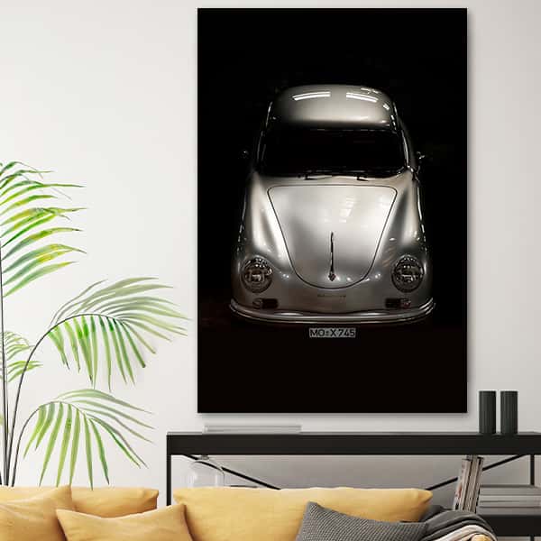 Frontansicht eines Porsche 356 in silbergrau in einer alten Schmiedehalle in einem Raummilieu