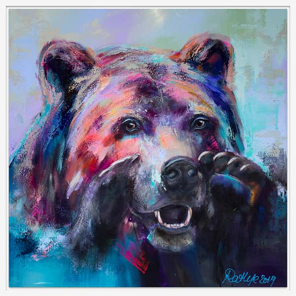Der Kopf eines Bären mit erhobenen Tatzen in blau und rot Tönen in einem weißen Schattenfugenrahmen