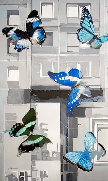 Fünf Schmetterlinge vor grauer Häuserwand