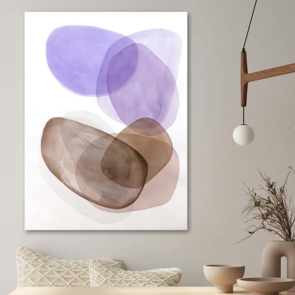 Runde Ovale Formen in lila und braunen Farben auf weißem Hintergrund in einem Raummilieu