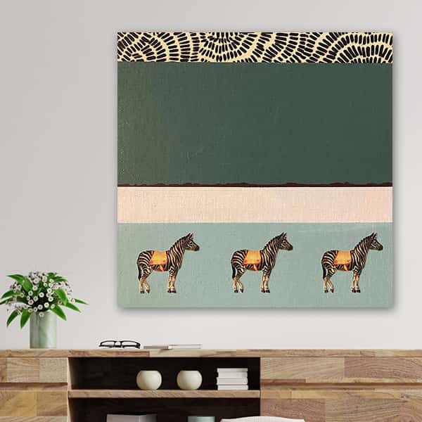 drei Zebras auf türkisem Hintergrund und braunes und grünes Rechteck drüber in einem Raummilieu