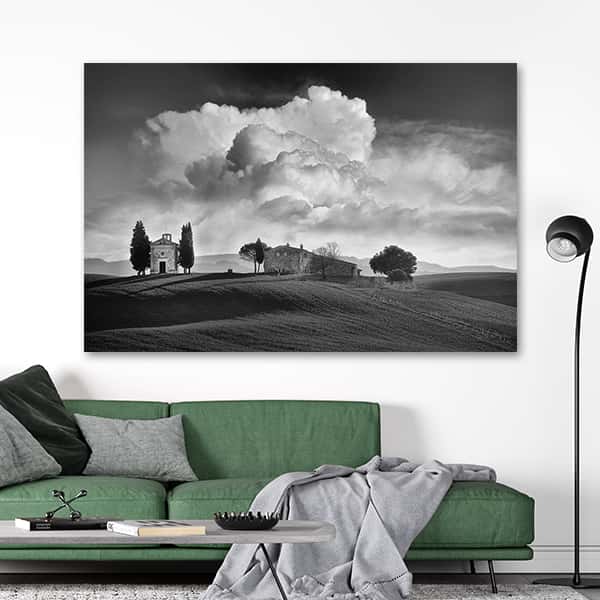 Ein schwarzweiß Bild von einem Dorf mit einer riesigen Wolke in einem Raummilieu