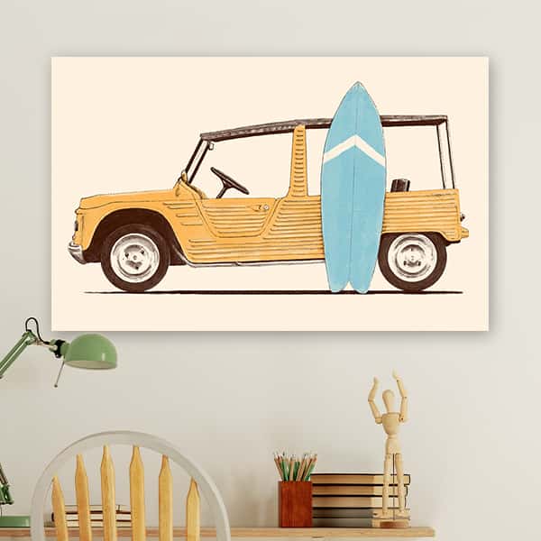 Ein blaues Surfbrett lehnt an einem gelben Auto in einem Raummilieu