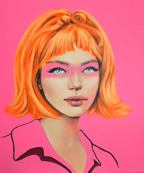 Eine Frau mit orangenen Haaren mit pinker Umrandung der Augen