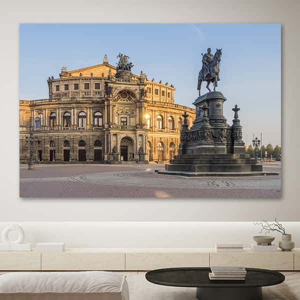 Das Reiterstandbild von König Johann vor der Semperoper in Dresden in einem Raummilieu