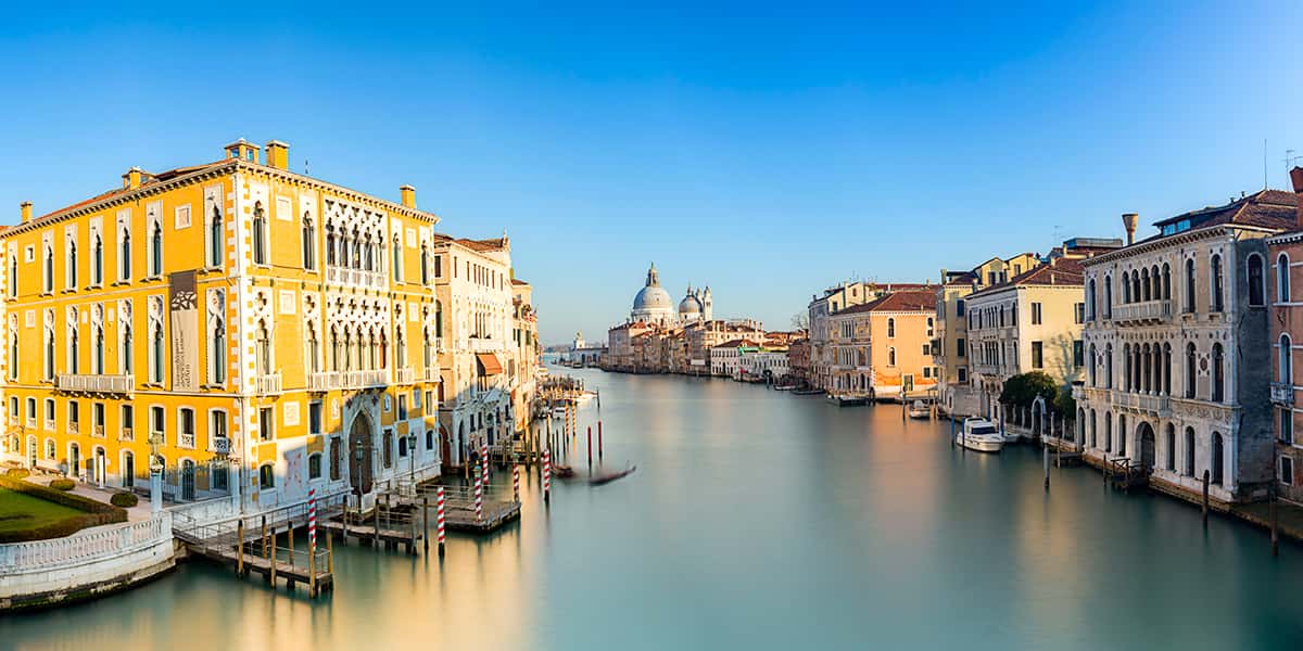 Eine Seestraße in Venedig mit strahlend blauem Himmel 