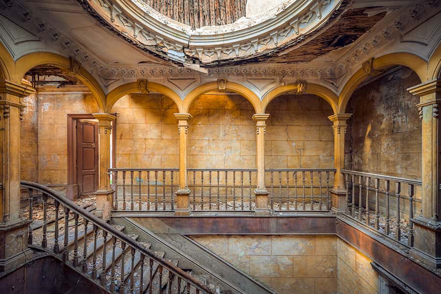 Diese verlassene Villa in Portugal hat ein kreisfrömiges Fenster an der Decke