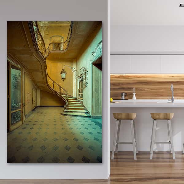 Die Treppe einer verlassenen Villa in Italien in einem Raummilieu