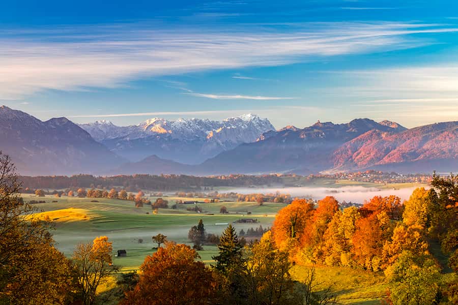 Blick in eine lecht nebligens Tal in Garmisch-Patenkirchen