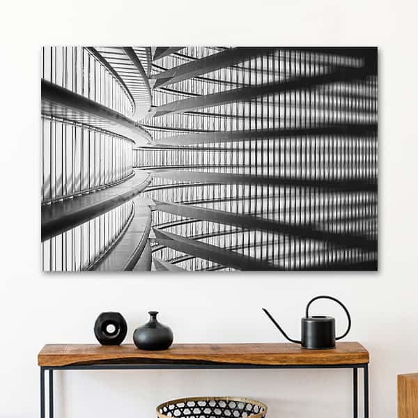 Eine Nahaufnahme von einem Gebäude mit Glasfasade und Streifen  in schwarzweiß in einem Raummilieu