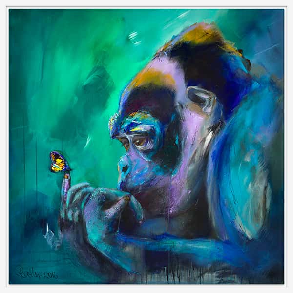 Ein gemalter Gorilla betrachtet einem auf seinem Finger sitzenden Schmetterling in einem weißen Schattenfugenrahmen