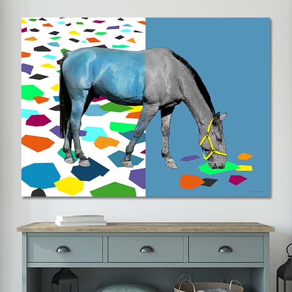 Grasendes Pferd  vor Hintergrund mit bunten Flecken und blaugrauer Farbe in einem Raummilieu