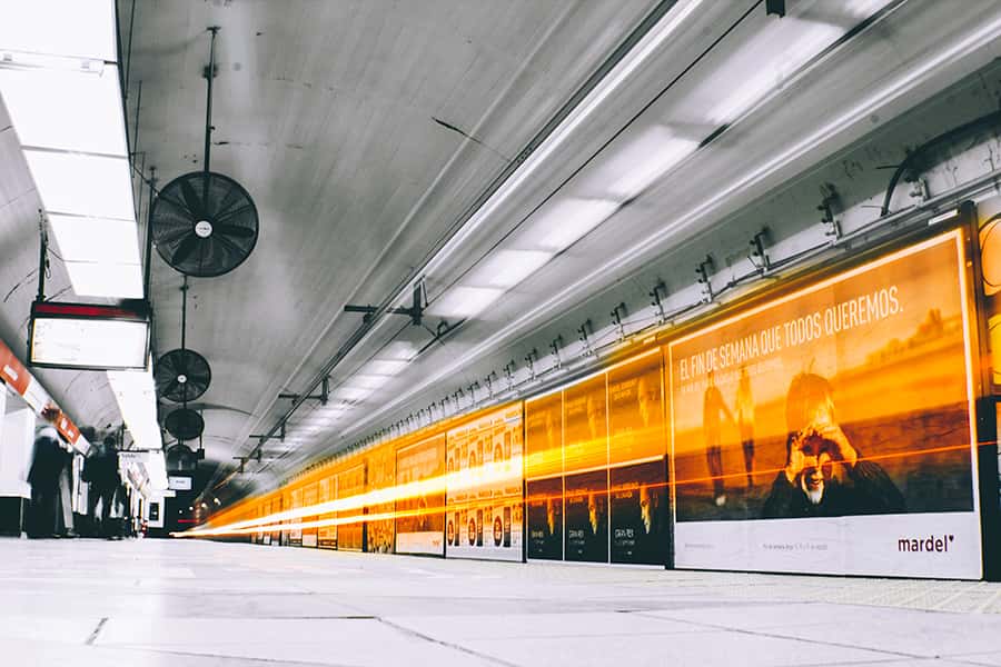 Der Blick auf einen vorbeifahrenden Zug in einer U-Bahn Station