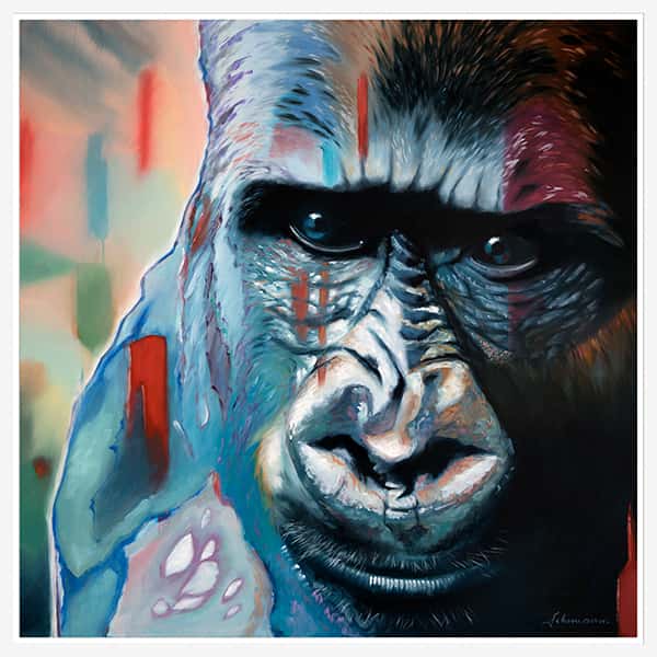 Ein digital nachbearbeitetes Porträt eines nachdenklichen Gorillas in einem Raummilieu in einem weißen Schattenfugenrahmen