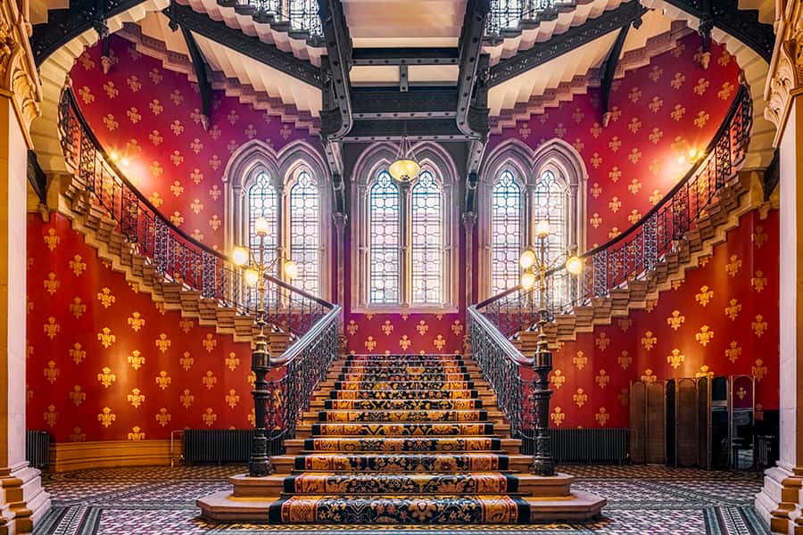 Ein für die Renaissance typischer Treppenaufgang in roten und goldenen Farben
