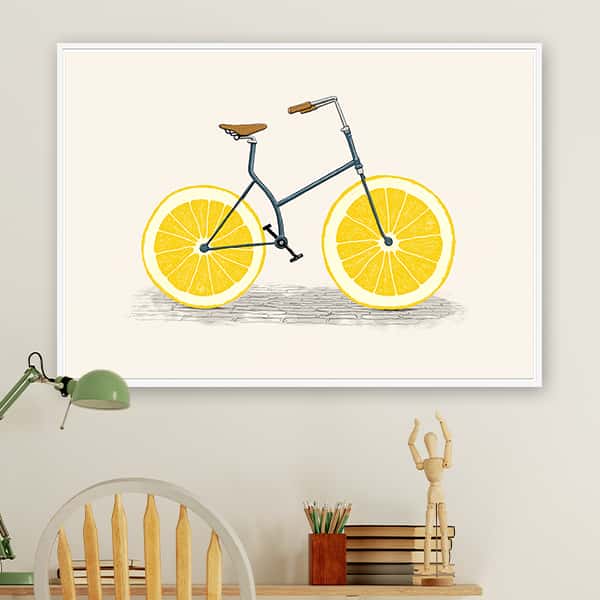 Ein Fahrrad mit Zitronenscheiben als Räder in einem weißen Schattenfugenrahmen in einem Raummilieu