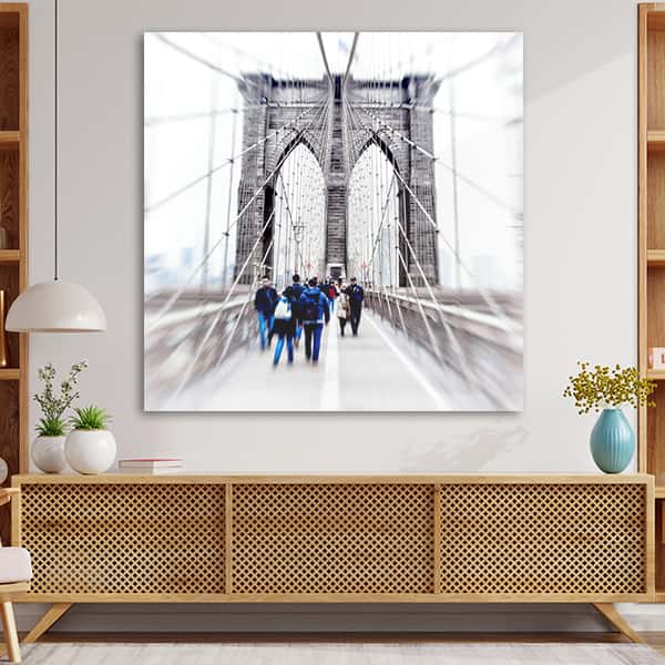 Menschen die über die Brooklyn Bridge in Manhattan spazieren in einem Raummilieu